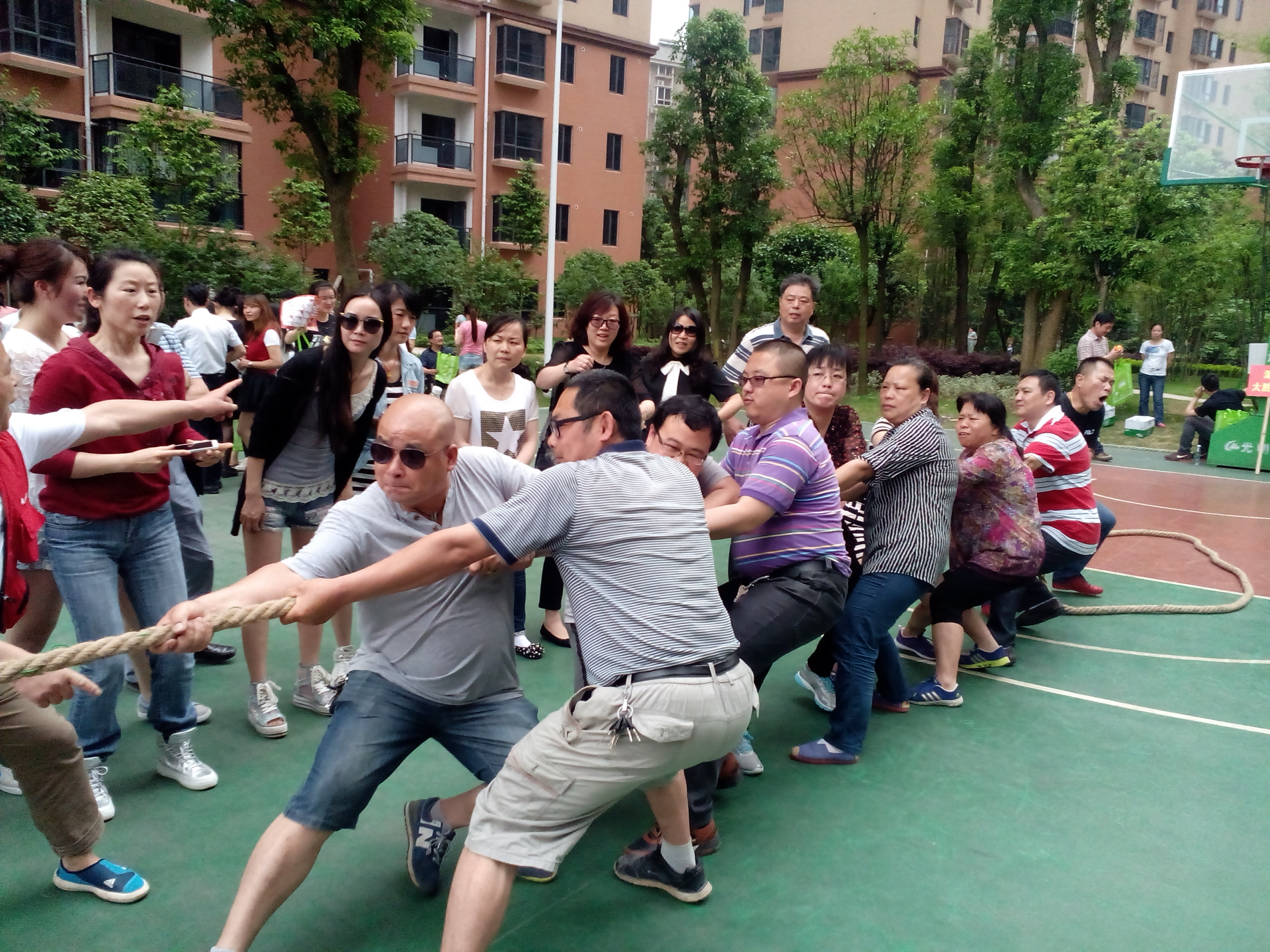 參加南大橋社區(qū)文體活動